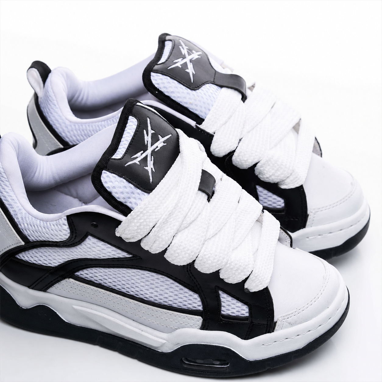 EQUIS WHITE BLACK C/B